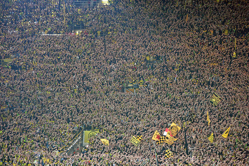 BVB Südtribüne - Hände in die Höhe